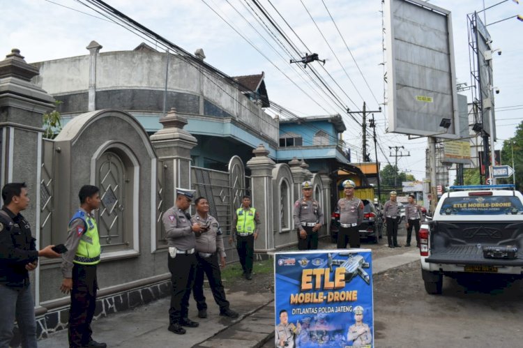 Kasi Gar Subdit Gakkum Kompol Indra Hartono saat melakukan Monev tilang elektronik atau ETLE menggunakan drone di traffic light Bogorame, Jalan Sultan Fatah Demak.