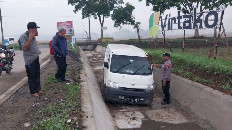 Mobil jenis Daihatsu Gran Max warna putih B 9142 PCT, ditemukan masuk saluran irigasi di Desa Senon, Kecamatan Kemangkon, Kabupaten Purbalingga, Rabu (29/11/2023) pagi. 