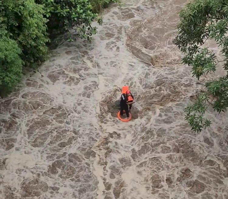 Bocah asal Kecamatan Bergas, Kabupaten Semarang terjebak di aliran sungai yang datang secara tiba-tiba saat tengah asyik memancing dan langsung dilarikan ke RS di Ambarawa.