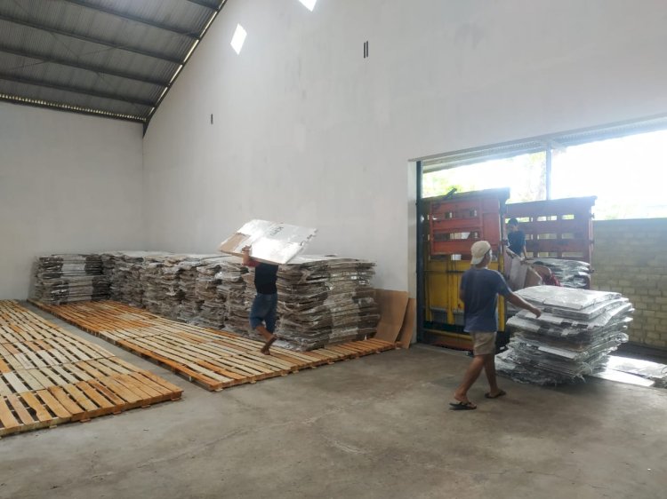 Didrop: Sebanyak 3.200 kotak suara pemilu didrop di gudang KPU Kabupaten Magelang di Tamanagung, Muntilan. Foto : Tri Budi Hartoyo