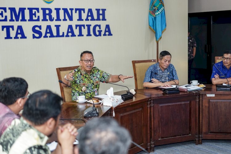 MEMIMPIN : PJ Wali Kota Salatiga Sinoeng N Rachmadi saat memimpin Rakor Pengawasan dan Dukungan Manajemen Atas Kinerja APIP Tahun 2023 di Ruang Kalitaman Gedung Setda Salatiga, Rabu (29/11). Foto : Erna Yunus B