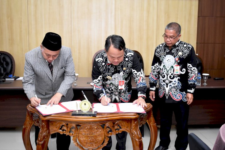 Rektor Unsoed Prof. Dr.Ir Akhmad Sodiq M.Sc.,Agr.,IPU (kiri) dan Pj. Bupati Barito Selatan Dr. H. Deddy Winarwan, M.Si,  menandatangani Memorandum of Understanding (MoU). Kerja sama yang dilakukan meliputi Pendidikan, Penelitian, dan Pengabdian Kepada Masyarakat serta Peningkatan Kualitas Sumber Daya Manusia