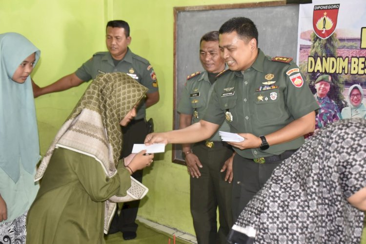 Kodim Grobogan berikan bantuan ke Ponpes Pulokulon Grobogan, Rabu (29/11).