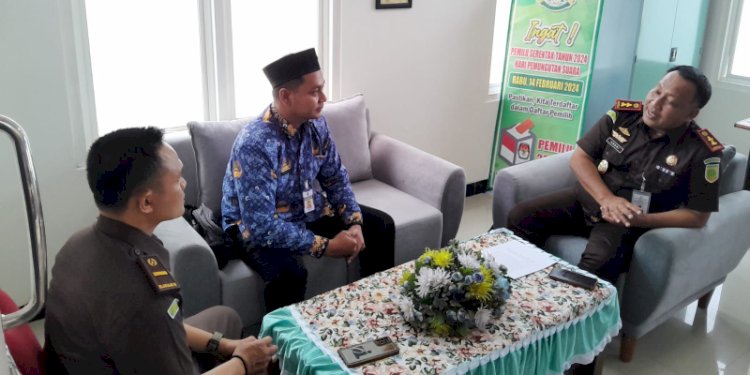 Kajari Demak melakukan koordinasi dengan staff Kesbangpol Demak terkait pemetaan dalam tahapan kampanye, Rabu (29/11). RMOL Jateng