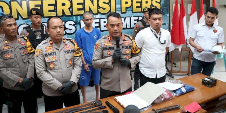 Kapolres Kebumen AKBP Burhanuddin saat memberikan keterangan kepada pers terkait dugaan tawuran di JLSS tepatnya di sebelah timur SPBU Tegalretno, Desa Tegalretno, Kecamatan Petanahan, Kebumen. Dok