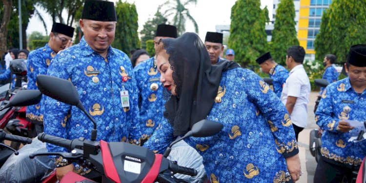 Wali Kota Semarang, Hevearita Gunaryanti Rahayu menyiapkan motor baru untuk lurah saat memimpin upacara peringatan Hari Korpri ke-52 di Lapangan Simpanglima Semarang, Rabu (29/11). Dok