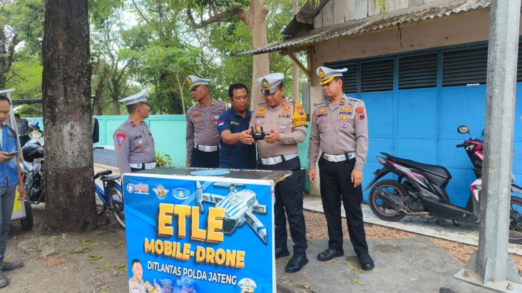 Ditlantas Polda Jateng kembali lakukan sosialisasi ETLE Drone di Simpang 4 Karangjati Blora, Kamis (30/11)