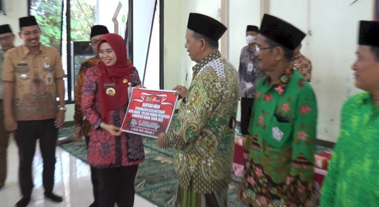 Bupati Demak menyerahkan bantuan secara simbolis pada salah satu guru Madin di Madrasah Diniah (Madin) Raudlotut Tholibin, di Desa Bungo, Kecamatan Wedung, Kamis (30/11).
