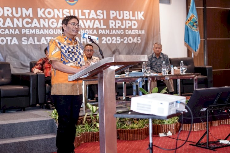 PAPARAN : Kepala Bappeda Kota Salatiga, Agung Hendratmiko saat paparan di tengah kegiatan FKP adalah Berita Acara Rancangan Awal RPJPD Kota Salatiga tahun 2025-2045 di ruang pertemuan Hotel Laras Asri, Salatiga, Kamis (30/11). Foto : Erna Yunus B