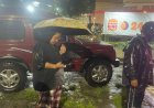 Respon Keluhan Warga, Walikota Surabaya Becek-becekan Cek Saluran Air