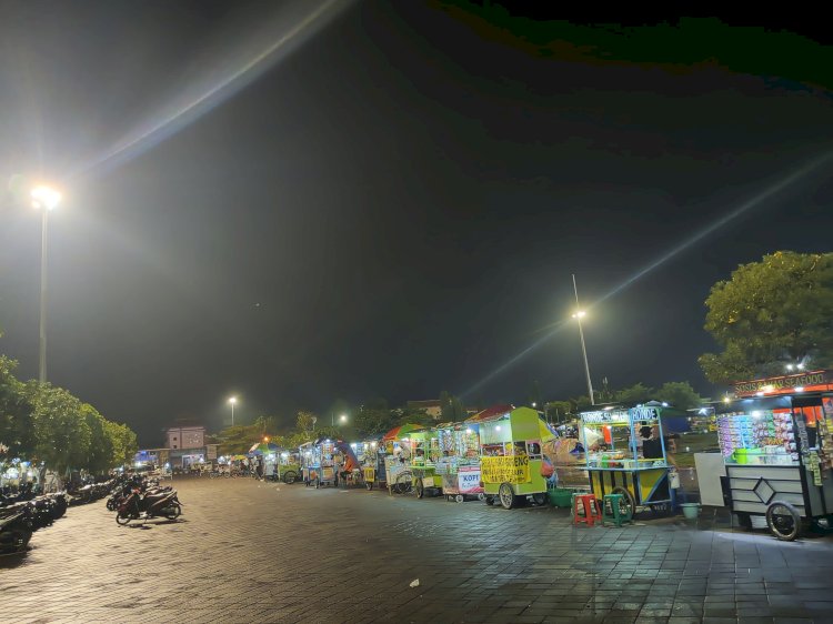 Suasana PKL di malam hari di depan Masjid Agung Demak dan seputaran Alun-alun Demak.