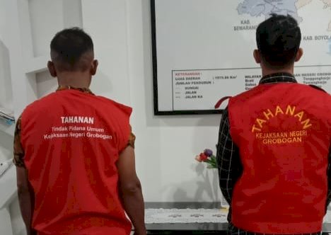 Dua DPO kasus illegal logging menyerahkan diri di Kejari Grobogan, Kamis (30/11).