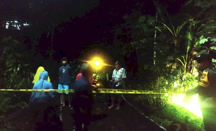 Polisi memasang rambu police line di lokasi amblesnya jalan penghubung di wilayah Karangmoncol, Purbalingga.