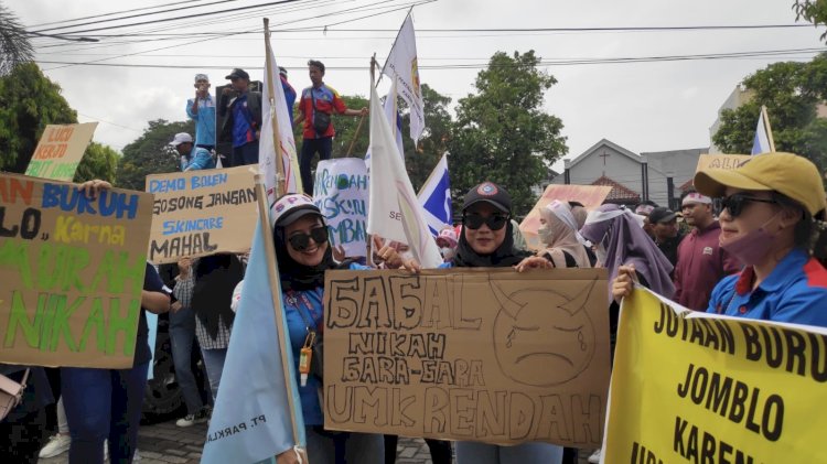 Buruh di Rembang unjuk rasa soal kenaikan upah yang dinilai kurang maksimal. RMOL Jateng