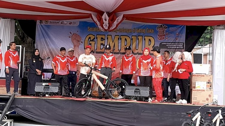 Pemberian doorprise sepeda gunung oleh Bupati Demak pada peserta yang beruntung dalam acara, Gowe Bareng Bupati Gempur Rokok Ilegal, Jumat (1/12). RMOL Jateng