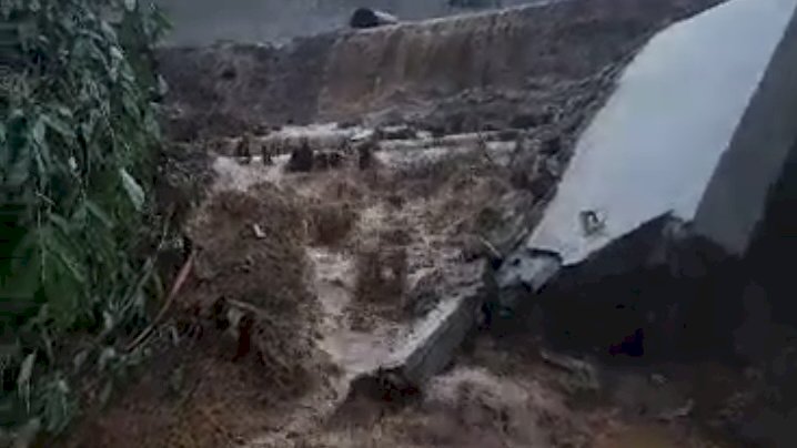 Tembok di kawasan Perumahan Wahid Kecamatan Sidorejo, Salatiga jebol akibat diguyur hujan lebat, Jumat (1/12). 