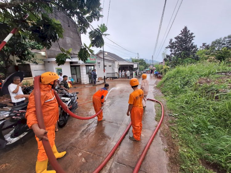 Petuga BPBD Kota Salatiga dibantu Polsek Sidorejo, Kelurahan, Kecamatan Sidorejo hingga warga melakukan pembersihan jebolnya tembok yang disertai air dan material batu dan lumpur, di kawasan 05 RW 01 kelurahan Blotongan, Kacamatan Sidorejo, Salatiga, Jumat (1/12) malam