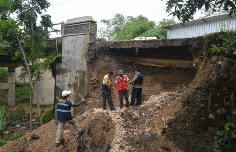 DPUPR Blora menindaklanjuti bencana alam longsor yang mengakibatkan bahu jalan di wilayah jembatan Kalisari ambrol, Sabtu (2/12). 