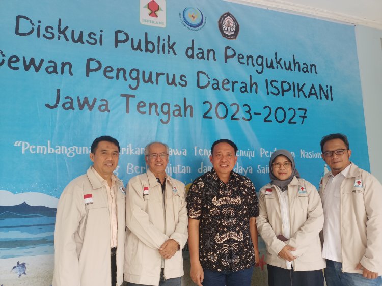 Ketua umum DPP ISPIKANI Dr Agus Suherman (tengah baju batik) usai diskusi publik dan pengukuhan Dewan Pengurus Daerah (DPD) Ikatan Sarjana Perikanan Indonesia (ISPIKANI) di ruang auditorium Fakultas Perikanan Universitas Diponegoro Semarang, Sabtu (2/12).