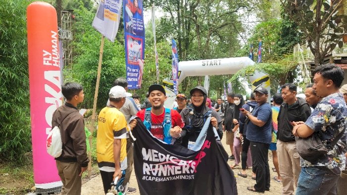 Pelari memasuki finish di Sekipan Tawangmangu