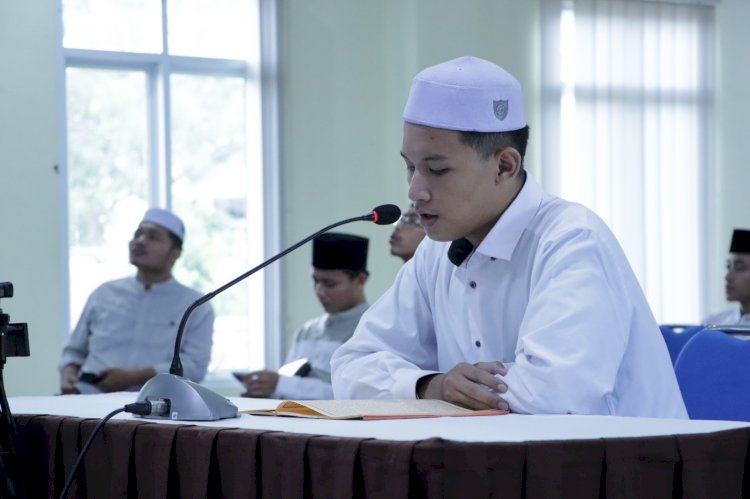 Salah satu peserta Lomba Baca Kitab Kuning ke-VII diinisiasi Badan Pengembangan Umat (BPU) Partai Keadilan Sejahtera (PKS) Provinsi Jawa Tengah, Minggu (3/12). Foto : Erna Yunus B 