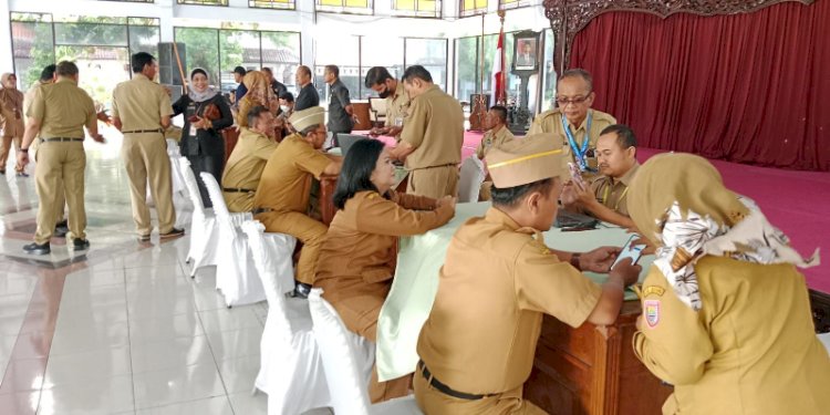 ASN Kabupaten Batang melakukan perekaman KTP Digital di Pendopo Pemkab Batang. RMOL Jateng