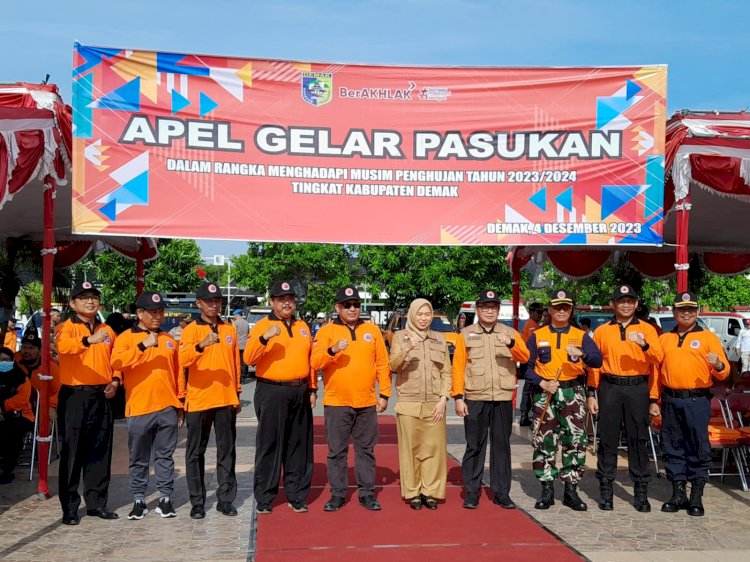 Kalakhar BPDB, Dandim Demak berpose usai gelaran apel siapa bencana bersama Forkopimda, di alun - alun Demak, Senin (4/12).
