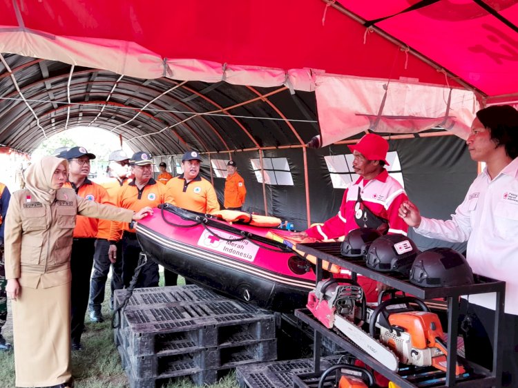Bupati Demak tinjau sarana dan prasarana dalam menghadapi bencana dalam apel gelar pasukan siaga  bencana, Senin (4/12).