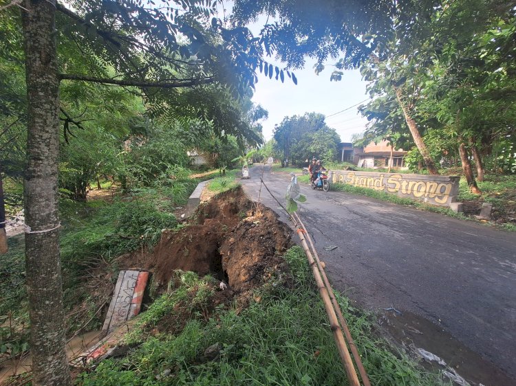 Kondisi longsor di Kalongan Purwodadi memakan badan jalan, Senin (4/12)