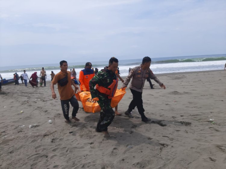 Evakuasi korban Aisyah (15) warga Desa Kaliwungu, Kecamatan Klirong, Kebumen yang hilang  dan hanyut di Pantai Setrojenar, Kebumen. Korban hilang sejak Sembilan hari lalu.