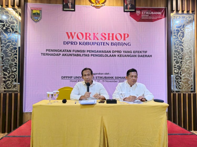 Ketua Lembaga Bantuan Hukum (LBH)  Penyambung Titipan Rakyat  ( PETIR) Jateng Zaenal Abidin (megang mik) saat mengisi sebuah acara. Foto : Umar Dhani
