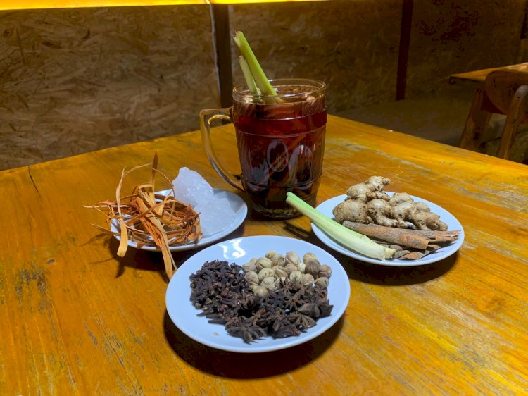 Rempah - rempah untuk sajian Wedang Uwuh di Okade Kofe Demak