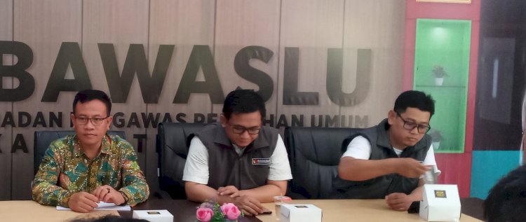 Totok Suparyanto Ketua Bawaslu Rembang (batik hijau) saat diwawancarai media bersama jajarannya
