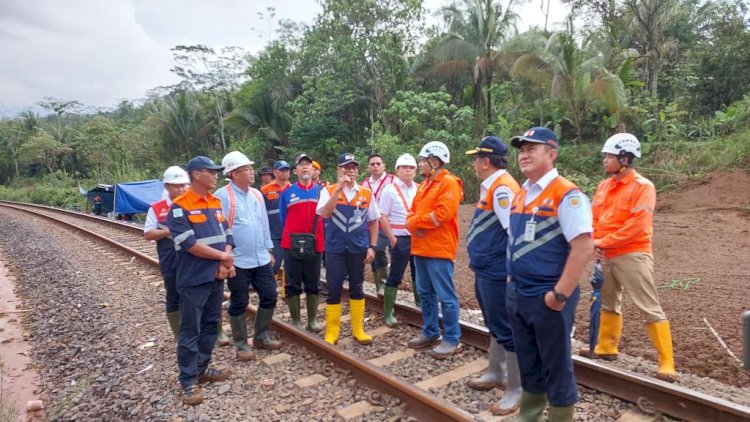 Direktur Utama PT Kereta Api Indonesia (Persero) Didiek Hartantyo meninjau langsung proses evakuasi jalur KA yang terdampak longsor di KM 340+100 petak jalan Karanggandul - Karangsari, Banyumas. 