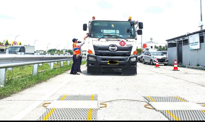 Kendaraan berat terjaring operasi Over Dimension Over Load (ODOL) di Ruas Jalan Tol Solo-Ngawi diperiksa kelengkapan surat-suratnya.