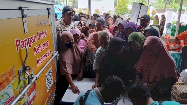 Operasi Pasar Murah di Kantor Kecamatan Pekalongan Utara. Foto : Bakti Buwono