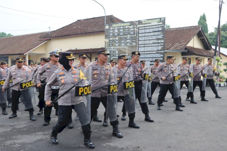 Perwira Polres Salatiga Latihan Pegendalian Massa (Dalmas) di Lapangan Hitam Polres Salatiga, Rabu (6/12). Foto : Erna Yunus B