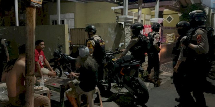 Tim Sparta Polresta Surakarta mengamankan warga yang kedapatan menegak miras di Sriwedari. RMOL Jateng