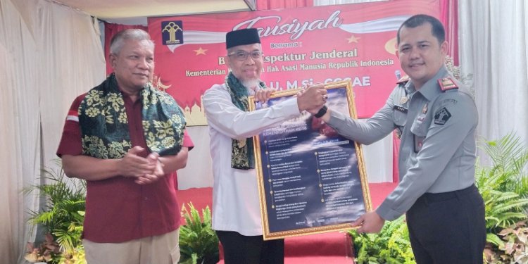 Inspektur Jenderal (Irjen) Ir Razilu MSi, saat menandatangani dan menyerahkan 10 Pesan kepada Kepala Rutan Salatiga Redy Agian di tengah kunjungannya ke Rutan Salatuga, Kamis (7/12). RMOL Jateng
