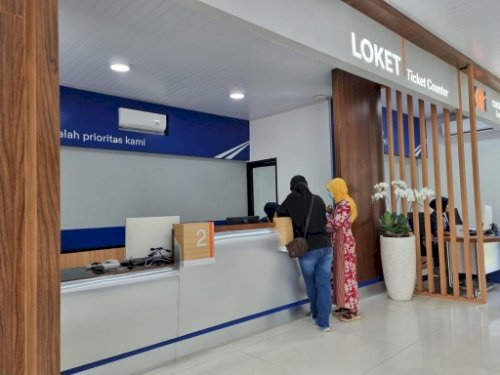 Penumpang melakukan pemesanan tiket kereta