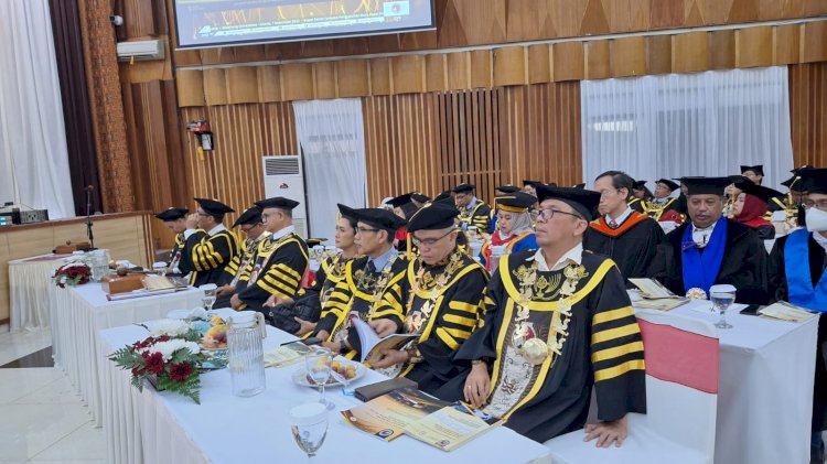Persiapan pengukuhan tiga Guru Besar UKSW dalam Rapat Senat Terbuka oleh Rektor UKSW Prof. Dr. Intiyas Utami, S.E., M.Si., Ak., di Balairung UKSW, Kamis (7/12).