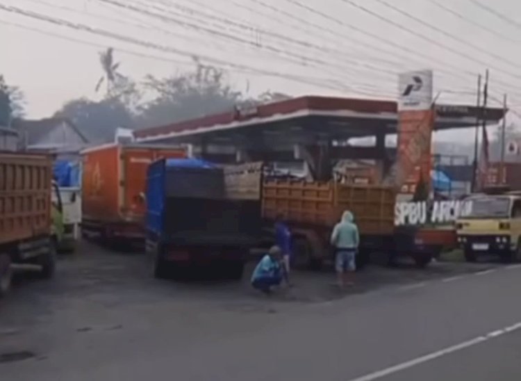 Puluhan antrian truk yang mencoba mengisi solar di SPBU Subah. Sumber : Instagram Batang.update