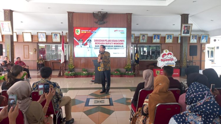 Bupati Wonogiri Joko Sutopo sedang menyampaikan arahan di hadapan pelaku usaha di pendopo rumah dinas bupati, Kamis (7/12)   