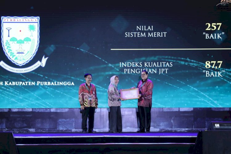 Bupati Purbalingga Dyah Hayuning Pratiwi menerima penghargaan Anugerah Meritokrasi dari Komisi ASN,  Kamis (07/11/2023). 