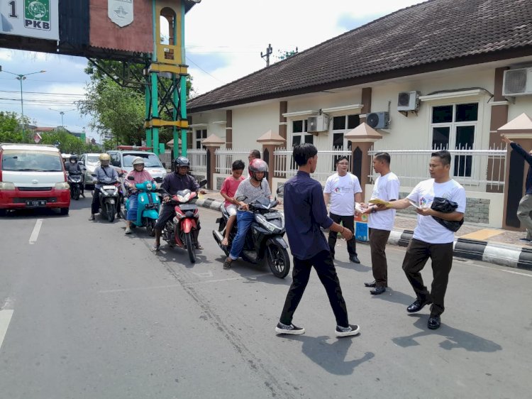 Suasana pembagian stiker bertuliskan Ayo Bertindak Lapor Korupsi, di halaman samping Kejari Demak, Kamis (7/11)
