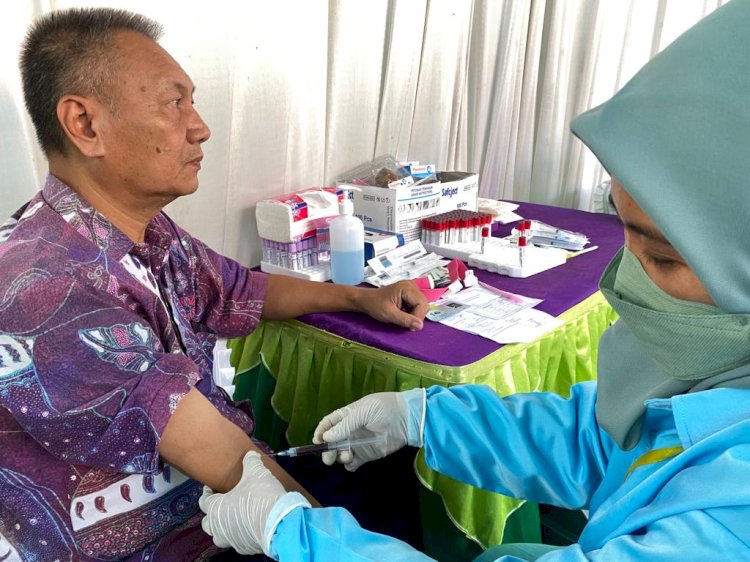 Seorang calon haji menjalani pemeriksaan kesehatan. 