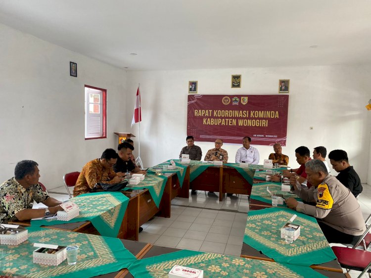 Rapat Koordinasi (Rakor) Komunitas Intelijen Daerah (KOMINDA) Kabupaten Wonogiri dengan agenda pembahasan kerawanan menghadapi pelaksanaan Pemilu 2024, serta Pemantauan Situasi Kamtibmas di Kabupaten Wonogiri yang bertempat di Kantor Kesbangpol Kab. Wonogiri, Kamis (7/12)