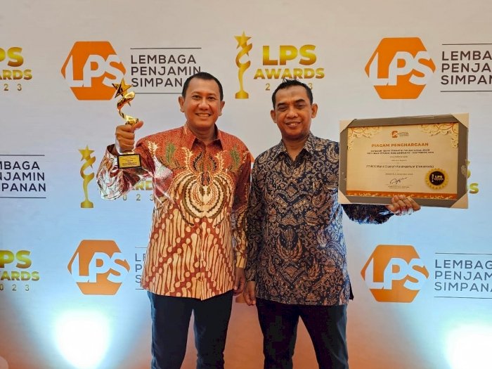 Direktur Utama PT BPR Bank Daerah Karanganyar, Haryono menerima penghargaan dari LPS Award