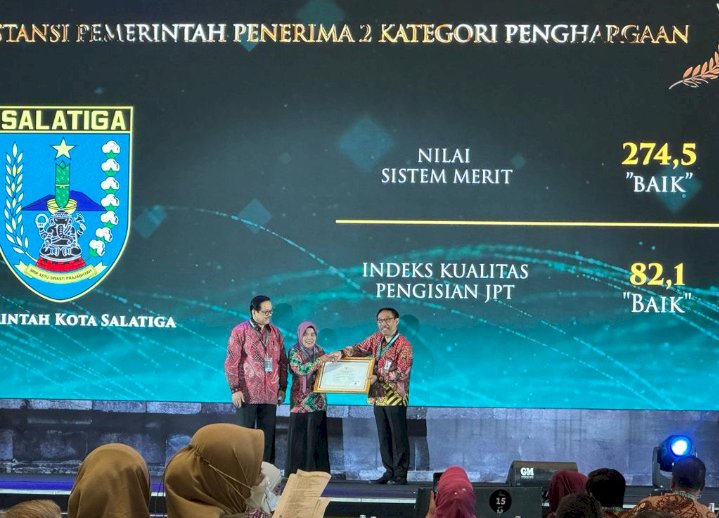 Ketua KASN Prof. Agus Pramusinto saat menyerahkan penghargaan kepada Sekda Kota Salatiga, Wuri Pudjiastuti di Yogyakarta, Kamis (7/12). Foto : Erna Yunus B 
