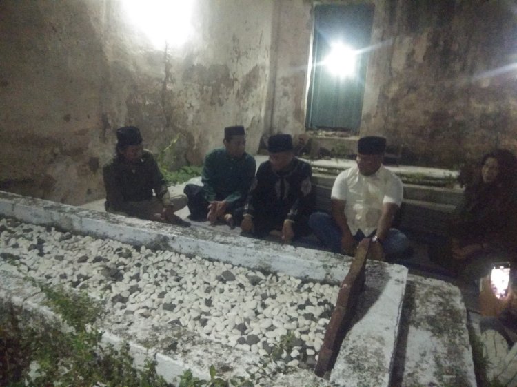 Rombongan Camat Semarang Tengah saat berziarah. 